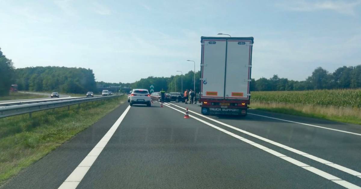 File op A73 door ongeval tussen twee autos bij knooppunt Rijkevoort.