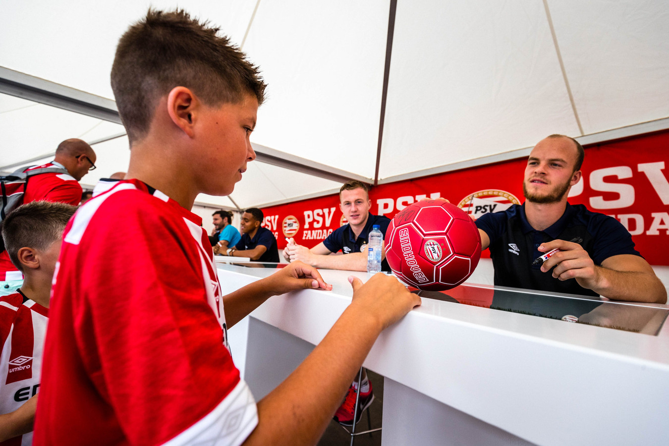 Al twee jaar op de wachtlijst voor een seizoenkaart van PSV Foto ed.nl