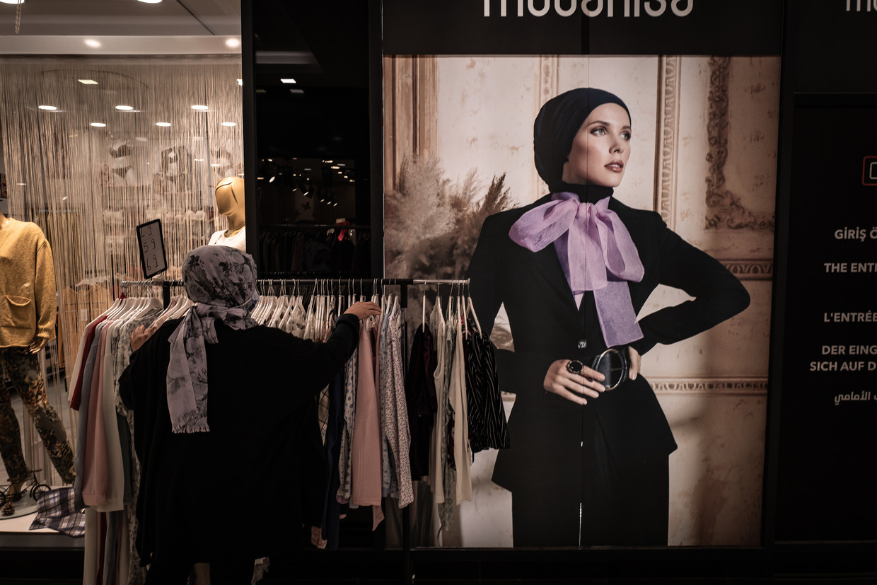 Een modezaak voor vrouwen in een winkelcentrum in Istanbul. Beeld Nicola Zolin