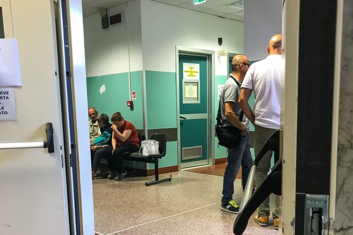In het universitair ziekenhuis San Martino wachten familieleden op nieuws van hun dierbaren.