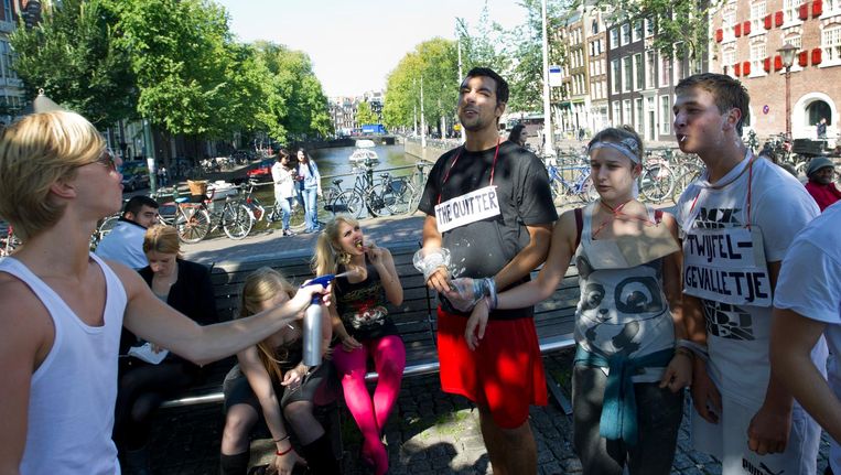 Eerstejaars studenten zingen met vastgebonden handen: 'hoofd, schouders, knie en teen'. Wie niet luid genoeg zingt, wordt bespoten met schuim. Beeld anp