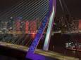 Op de Erasmusbrug werden racistische leuzen geprojecteerd, zoals 'Vrolijk blank 2023'.