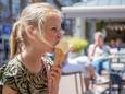 Nika van Leusden (7) geniet van een ijsje bij Martino IJs in Rhenen.