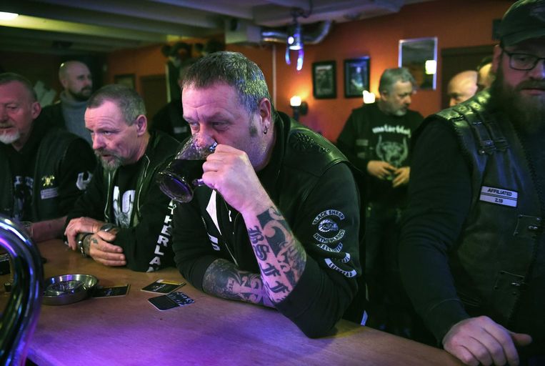 Een clubavond van motorclub Black Sheep. Beeld Marcel van den Bergh / de Volkskrant